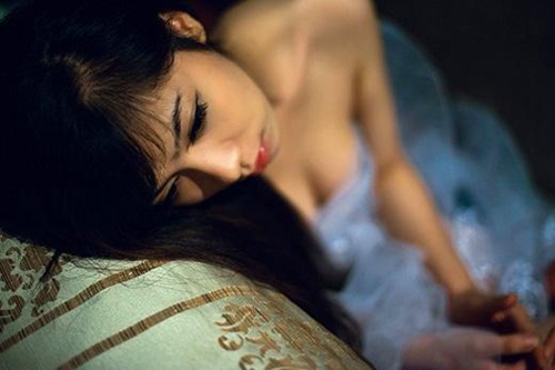 黑色头像女生看书10