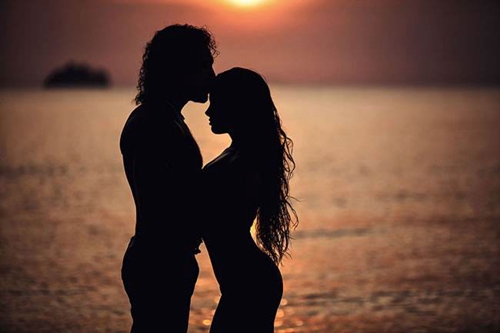 抖音小心翼翼保护着你是什么歌